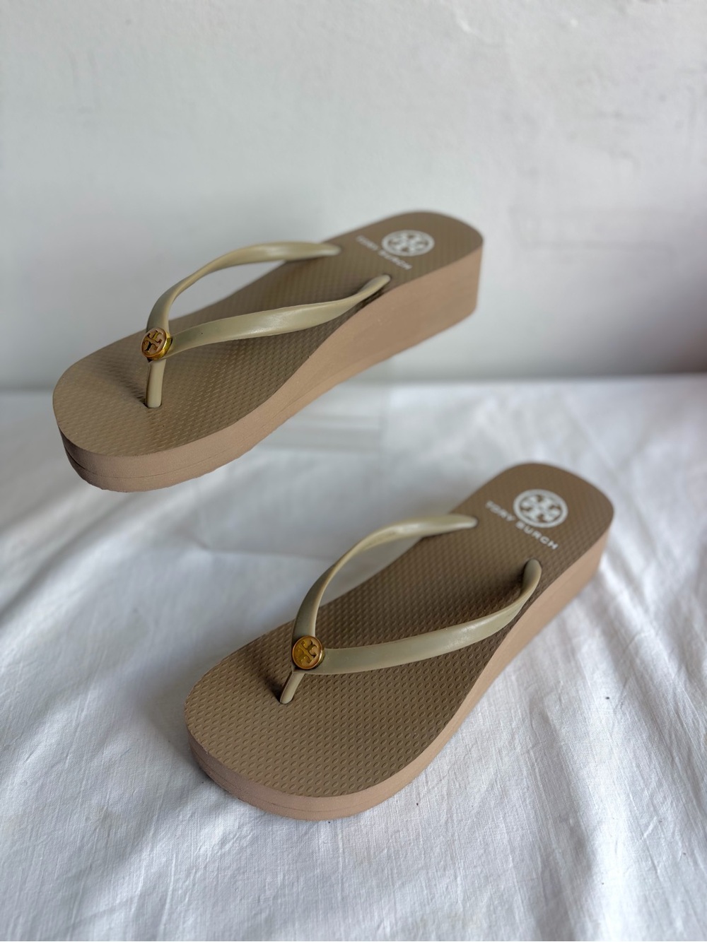 Tory Burch Taupe Thin Wedge Platform Flip Flops Sandals Gold Logo - Picture 3 of 15